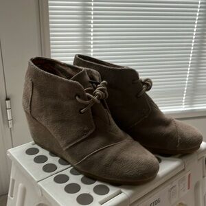 Tom’s size 8.5 tan wedges.